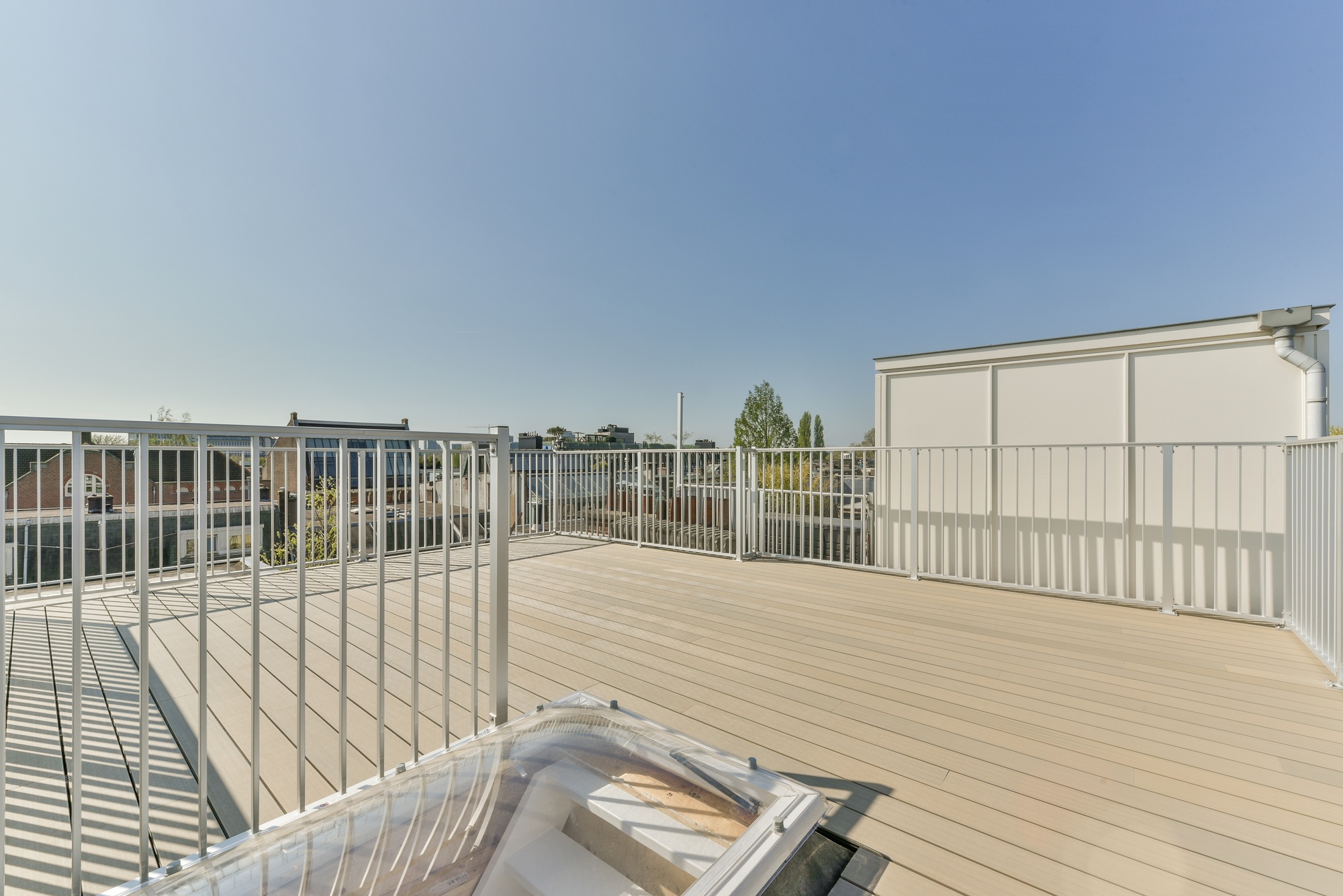 Roof beams in mansard apartment
